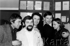 Październik 1980, Warszawa, Polska.
Bankiet w mieszkaniu Elżbiety i Pawła Bąkowskich z okazji 100 publikacji Niezależnej Oficyny Wydawniczej NOWa, od lewej: Seweryn Blumsztajn, Jan Walc, Mieczysław Grudziński, Przemysław Cieślak, Joanna Szczęsna.
Fot. Tomasz Abramowicz, zbiory Ośrodka KARTA
