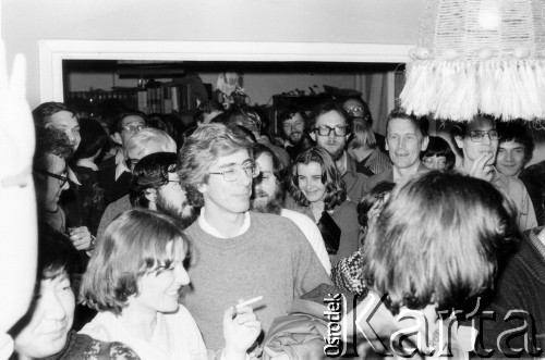 Październik 1980, Warszawa, Polska.
Bankiet w mieszkaniu Elżbiety i Pawła Bąkowskich z okazji 100 publikacji Niezależnej Oficyny Wydawniczej NOWa, na pierwszym planie z lewej Yoshiho Umeda, Joanna Walcowa, z tyłu z m.in. Przemysław Cieślak, Jerzy Jedlicki, Ewa Jastrun [?], Wiktor Kulerski, Bogdan Grzesiak, Sergiusz Kowalski, w głębi Stanisław Lukaszczyk [z brodą, bez okularów].
Fot. Tomasz Abramowicz, zbiory Ośrodka KARTA
