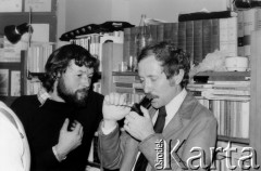 Październik 1980, Warszawa, Polska.
Bankiet w mieszkaniu Elżbiety i Pawła Bąkowskich z okazji 100 publikacji Niezależnej Oficyny Wydawniczej NOWa, z prawej Janusz Onyszkiewicz.
Fot. Tomasz Abramowicz, zbiory Ośrodka KARTA
