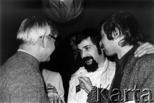 Październik 1980, Warszawa, Polska.
Bankiet w mieszkaniu Elżbiety i Pawła Bąkowskich z okazji 100 publikacji Niezależnej Oficyny Wydawniczej NOWa, od lewej: Jan Józef Lipski, Jan Walc, Seweryn Blumsztajn.
Fot. Tomasz Abramowicz, zbiory Ośrodka KARTA
