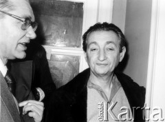 Październik 1980, Warszawa, Polska.
Bankiet w mieszkaniu Elżbiety i Pawła Bąkowskich z okazji 100 publikacji Niezależnej Oficyny Wydawniczej NOWa, od lewej: Wiktor Woroszylski i Marek Edelman.
Fot. Tomasz Abramowicz, zbiory Ośrodka KARTA
