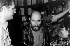 Październik 1980, Warszawa, Polska.
Bankiet w mieszkaniu Elżbiety i Pawła Bąkowskich z okazji 100 publikacji Niezależnej Oficyny Wydawniczej NOWa, od lewej: Paweł Bąkowski, Stefan Bratkowski, Ewa Milewicz.
Fot. Tomasz Abramowicz, zbiory Ośrodka KARTA
