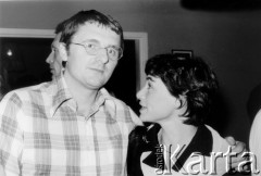 Październik 1980, Warszawa, Polska.
Bankiet w mieszkaniu Elżbiety i Pawła Bąkowskich z okazji 100 publikacji Niezależnej Oficyny Wydawniczej NOWa, Paweł Bąkowski i Zofia Winawer.
Fot. Tomasz Abramowicz, zbiory Ośrodka KARTA

