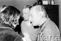 Październik 1980, Warszawa, Polska.
Bankiet w mieszkaniu Elżbiety i Pawła Bąkowskich z okazji 100 publikacji Niezależnej Oficyny Wydawniczej NOWa, Jacek Bocheński, Joanna Szczęsna i Maciej Gellert [?].
Fot. Tomasz Abramowicz, zbiory Ośrodka KARTA
