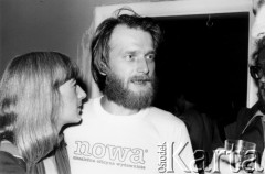 Październik 1980, Warszawa, Polska.
Bankiet w mieszkaniu Elżbiety i Pawła Bąkowskich z okazji 100 publikacji Niezależnej Oficyny Wydawniczej NOWa, Maria Zielińska i Mirosław Chojecki.
Fot. Tomasz Abramowicz, zbiory Ośrodka KARTA
