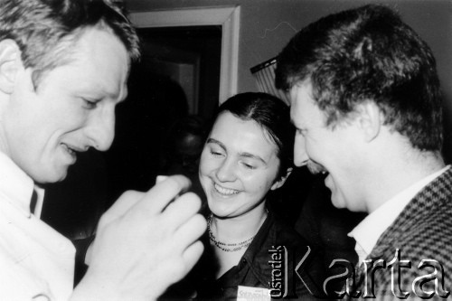 Październik 1980, Warszawa, Polska.
Bankiet w mieszkaniu Elżbiety i Pawła Bąkowskich z okazji 100 publikacji Niezależnej Oficyny Wydawniczej NOWa, od lewej Jacek Bierezin, NN, Wojciech Ostrowski.
Fot. Tomasz Abramowicz, zbiory Ośrodka KARTA
