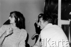Październik 1980, Warszawa, Polska.
Bankiet w mieszkaniu Elżbiety i Pawła Bąkowskich z okazji 100 publikacji Niezależnej Oficyny Wydawniczej NOWa, Jan Strękowski i Jacek Bierezin.
Fot. Tomasz Abramowicz, zbiory Ośrodka KARTA
