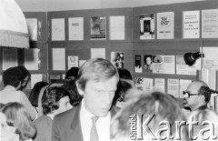 Październik 1980, Warszawa, Polska.
Bankiet w mieszkaniu Elżbiety i Pawła Bąkowskich z okazji 100 publikacji Niezależnej Oficyny Wydawniczej NOWa, w środku Józef Duryasz, z prawej w okularach Adam Kersten.
Fot. Tomasz Abramowicz, zbiory Ośrodka KARTA
