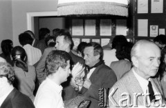 Październik 1980, Warszawa, Polska.
Bankiet w mieszkaniu Elżbiety i Pawła Bąkowskich z okazji 100 publikacji Niezależnej Oficyny Wydawniczej NOWa, z prawej Stefan Bakinowski, Jerzy Zieleński, Wojciech Ostrowski, p. Nowicki.
Fot. Tomasz Abramowicz, zbiory Ośrodka Karta
