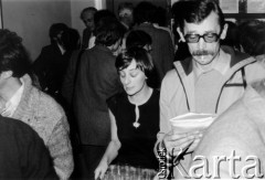 Październik 1980, Warszawa, Polska.
Bankiet w mieszkaniu Elżbiety i Pawła Bąkowskich z okazji 100 publikacji Niezależnej Oficyny Wydawniczej NOWa, w środku Magdalena Bocheńska i Erazm Ciołek.
Fot. Tomasz Abramowicz, zbiory Ośrodka KARTA
