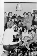 Październik 1980, Warszawa, Polska.
Bankiet w mieszkaniu Elżbiety i Pawła Bąkowskich z okazji 100 publikacji Niezależnej Oficyny Wydawniczej NOWa, stoją od lewej: Jerzy Holzer, Jerzy Jedlicki, Wiktor Woroszylski, Adam Piechowski, Małecki [pierwszy z prawej], w środku siedzi Ewa Milewicz, z lewej Jacek Kaczmarski, na podłodze Hanna Bartoszewicz, Andrzej Mietkowski, Erazm Ciołek, Ewa Nawój.
Fot. Tomasz Abramowicz, zbiory Ośrodka KARTA
