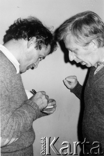 Październik 1980, Warszawa, Polska.
Bankiet w mieszkaniu Elżbiety i Pawła Bąkowskich z okazji 100 publikacji Niezależnej Oficyny Wydawniczej NOWa, od lewej Henryk Wujec i Jerzy Holzer.
Fot. Tomasz Abramowicz, zbiory Ośrodka KARTA

