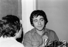 Październik 1980, Warszawa, Polska.
Bankiet w mieszkaniu Elżbiety i Pawła Bąkowskich z okazji 100 publikacji Niezależnej Oficyny Wydawniczej NOWa, Tomasz Jastrun.
Fot. Tomasz Abramowicz, zbiory Ośrodka KARTA
