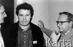 Październik 1980, Warszawa, Polska.
Bankiet w mieszkaniu Elżbiety i Pawła Bąkowskich z okazji 100 publikacji Niezależnej Oficyny Wydawniczej NOWa, od lewej: Paweł Bąkowski, Mieczysław Grudziński, Janusz Szpotański.
Fot. Tomasz Abramowicz, zbiory Ośrodka KARTA
