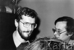 Październik 1980, Warszawa, Polska.
Bankiet w mieszkaniu Elżbiety i Pawła Bąkowskich z okazji 100 publikacji Niezależnej Oficyny Wydawniczej NOWa, od lewej: Lech Dymarski i Janusz Weiss.
Fot. Tomasz Abramowicz, zbiory Ośrodka KARTA
