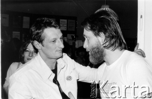 Październik 1980, Warszawa, Polska.
Bankiet w mieszkaniu Elżbiety i Pawła Bąkowskich z okazji 100 publikacji Niezależnej Oficyny Wydawniczej NOWa, Joanna Walcowa, Jacek Bierezin i Mirosław Chojecki.
Fot. Tomasz Abramowicz, zbiory Ośrodka KARTA
