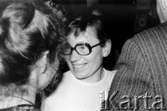 Październik 1980, Warszawa, Polska.
Bankiet w mieszkaniu Elżbiety i Pawła Bąkowskich z okazji 100 publikacji Niezależnej Oficyny Wydawniczej NOWa, Anna Walentynowicz w rozmowie z Agnieszką Żuławską.
Fot. Tomasz Abramowicz, zbiory Ośrodka KARTA
