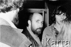 Październik 1980, Warszawa, Polska.
Bankiet w mieszkaniu Elżbiety i Pawła Bąkowskich z okazji 100 publikacji Niezależnej Oficyny Wydawniczej NOWa, w środku Stefan Bratkowski, z prawej Konrad Bieliński.
Fot. Tomasz Abramowicz, zbiory Ośrodka KARTA
