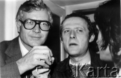 Październik 1980, Warszawa, Polska.
Bankiet w mieszkaniu Elżbiety i Pawła Bąkowskich z okazji 100 publikacji Niezależnej Oficyny Wydawniczej NOWa, Krzysztof Ćliwiński i Adam Michnik.
Fot. Tomasz Abramowicz, zbiory Ośrodka KARTA
