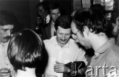 Październik 1980, Warszawa, Polska.
Bankiet w mieszkaniu Elżbiety i Pawła Bąkowskich z okazji 100 publikacji Niezależnej Oficyny Wydawniczej NOWa, od lewej Wiktor Górecki, Józef Duryasz [z tyłu], Kazimierz Orłoś [z tyłu], Wiktor Ostrowski.
Fot. Tomasz Abramowicz, zbiory Ośrodka KARTA

