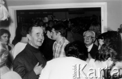 Październik 1980, Warszawa, Polska.
Bankiet w mieszkaniu Elżbiety i Pawła Bąkowskich z okazji 100 publikacji Niezależnej Oficyny Wydawniczej NOWa, od p. Nowicki, Paweł Bąkowski, Wacław Zawadzki.
Fot. Tomasz Abramowicz, zbiory Ośrodka KARTA
