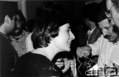 Październik 1980, Warszawa, Polska.
Bankiet w mieszkaniu Elżbiety i Pawła Bąkowskich z okazji 100 publikacji Niezależnej Oficyny Wydawniczej NOWa, z lewej Mieczysław Grudziński, Krzysztof Wagner, w środku Magdalena Bocheńska, z prawej Wiktor Ostrowski.
Fot. Tomasz Abramowicz, zbiory Ośrodka KARTA
