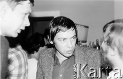 Październik 1980, Warszawa, Polska.
Bankiet w mieszkaniu Elżbiety i Pawła Bąkowskich z okazji 100 publikacji Niezależnej Oficyny Wydawniczej NOWa, od lewej: Przemysław Cieślak, Seweryn Blumsztajn.
Fot. Tomasz Abramowicz, zbiory Ośrodka KARTA
