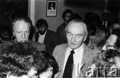 Październik 1980, Warszawa, Polska.
Bankiet w mieszkaniu Elżbiety i Pawła Bąkowskich z okazji 100 publikacji Niezależnej Oficyny Wydawniczej NOWa, z lewej Stefan Amsterdamski, Stefan Bakinowski, z tyłu Waldemar Kuczyński.
Fot. Tomasz Abramowicz, zbiory Ośrodka Karta
