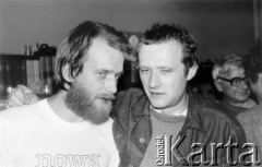 Październik 1980, Warszawa, Polska.
Bankiet w mieszkaniu Elżbiety i Pawła Bąkowskich z okazji 100 publikacji Niezależnej Oficyny Wydawniczej NOWa, od lewej: Mirosław Chojecki, Adam Michnik, z tyłu Jan Józef Lipski.
Fot. Tomasz Abramowicz, zbiory Ośrodka KARTA
