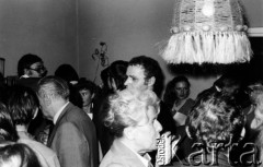 Październik 1980, Warszawa, Polska.
Bankiet w mieszkaniu Elżbiety i Pawła Bąkowskich z okazji 100 publikacji Niezależnej Oficyny Wydawniczej NOWa, w środku Maria Brandys, za nią Janusz Głowacki.
Fot. Tomasz Abramowicz, zbiory Ośrodka Karta

