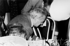 Październik 1980, Warszawa, Polska.
Bankiet w mieszkaniu Elżbiety i Pawła Bąkowskich z okazji 100 publikacji Niezależnej Oficyny Wydawniczej NOWa, Kazimierz Brandys.
Fot. Tomasz Abramowicz, zbiory Ośrodka KARTA
