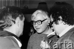 Październik 1980, Warszawa, Polska.
Bankiet w mieszkaniu Elżbiety i Pawła Bąkowskich z okazji 100 publikacji Niezależnej Oficyny Wydawniczej NOWa, w środku Jan Józef Lipski, z prawej Tomasz Kuczborski.
Fot. Tomasz Abramowicz, zbiory Ośrodka KARTA
