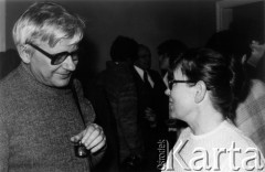 Październik 1980, Warszawa, Polska.
Bankiet w mieszkaniu Elżbiety i Pawła Bąkowskich z okazji 100 publikacji Niezależnej Oficyny Wydawniczej NOWa, Jan Józef Lipski i Anna Walentynowicz.
Fot. Tomasz Abramowicz, zbiory Ośrodka KARTA

