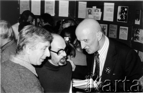 Październik 1980, Warszawa, Polska.
Bankiet w mieszkaniu Elżbiety i Pawła Bąkowskich z okazji 100 publikacji Niezależnej Oficyny Wydawniczej NOWa, od lewej: Jerzy Holzer, Adam Kersten, Andrzej Drawicz.
Fot. Tomasz Abramowicz, zbiory Ośrodka KARTA
