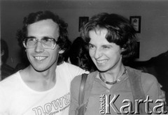 Październik 1980, Warszawa, Polska.
Bankiet w mieszkaniu Elżbiety i Pawła Bąkowskich z okazji 100 publikacji Niezależnej Oficyny Wydawniczej NOWa, Grzegorz i Magdalena Boguta.
Fot. Tomasz Abramowicz, zbiory Ośrodka KARTA
