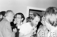 Październik 1980, Warszawa, Polska.
Bankiet w mieszkaniu Elżbiety i Pawła Bąkowskich z okazji 100 publikacji Niezależnej Oficyny Wydawniczej NOWa, od lewej: Jan Kielanowski, Jerzy Jedlicki, Mirosław Chojecki, Marek Edelman.
Fot. Tomasz Abramowicz, zbiory Ośrodka KARTA
