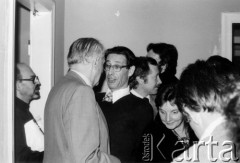 Październik 1980, Warszawa, Polska.
Bankiet w mieszkaniu Elżbiety i Pawła Bąkowskich z okazji 100 publikacji Niezależnej Oficyny Wydawniczej NOWa, od lewej: Adam Kersten, Jan Kielanowski, Jerzy Jedlicki, Janusz Onyszkiewicz.
Fot. Tomasz Abramowicz, zbiory Ośrodka KARTA
