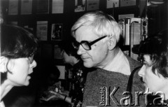 Październik 1980, Warszawa, Polska.
Bankiet w mieszkaniu Elżbiety i Pawła Bąkowskich z okazji 100 publikacji Niezależnej Oficyny Wydawniczej NOWa, od lewej Helena Łuczywo, Jan Józef Lipski, w głębi Zofia Romaszewska.
Fot. Tomasz Abramowicz, zbiory Ośrodka KARTA
