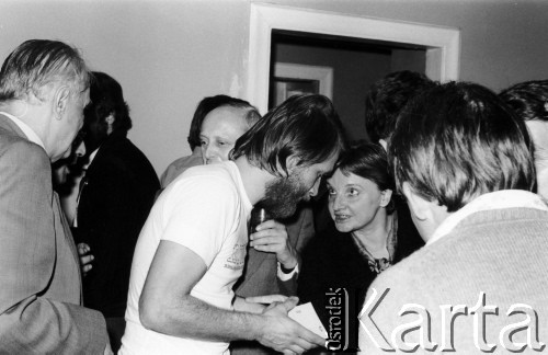 Październik 1980, Warszawa, Polska.
Bankiet w mieszkaniu Elżbiety i Pawła Bąkowskich z okazji 100 publikacji Niezależnej Oficyny Wydawniczej NOWa, z lewej Jan Kielanowski, w środku Mirosław Chojecki, za nim Andrzej Grabiński.
Fot. Tomasz Abramowicz, zbiory Ośrodka Karta
