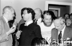 Październik 1980, Warszawa, Polska.
Bankiet w mieszkaniu Elżbiety i Pawła Bąkowskich z okazji 100 publikacji Niezależnej Oficyny Wydawniczej NOWa, od lewej: Jan Kielanowski, Jerzy Jedlicki, Władysław Siła-Nowicki, Mirosław Chojecki, Andrzej Grabiński.
Fot. Tomasz Abramowicz, zbiory Ośrodka KARTA
