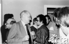 Październik 1980, Warszawa, Polska.
Bankiet w mieszkaniu Elżbiety i Pawła Bąkowskich z okazji 100 publikacji Niezależnej Oficyny Wydawniczej NOWa, od lewej: Adam Kersten, Jan Kielanowski i Tomasz Kuczborski.
Fot. Tomasz Abramowicz, zbiory Ośrodka KARTA
