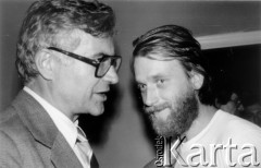 Październik 1980, Warszawa, Polska.
Bankiet w mieszkaniu Elżbiety i Pawła Bąkowskich z okazji 100 publikacji Niezależnej Oficyny Wydawniczej NOWa, Krzysztof Ćliwiński i Mirosław Chojecki.
Fot. Tomasz Abramowicz, zbiory Ośrodka KARTA
