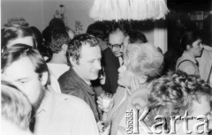 Październik 1980, Warszawa, Polska.
Bankiet w mieszkaniu Elżbiety i Pawła Bąkowskich z okazji 100 publikacji Niezależnej Oficyny Wydawniczej NOWa, w środku Adam Michnik i Maria Brandys, z tyłu Władysław Bartoszewski i Marek Edelman.
Fot. Tomasz Abramowicz, zbiory Ośrodka KARTA
