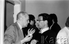 Październik 1980, Warszawa, Polska.
Bankiet w mieszkaniu Elżbiety i Pawła Bąkowskich z okazji 100 publikacji Niezależnej Oficyny Wydawniczej NOWa, Jan Kielanowski i Jerzy Jedlicki.
Fot. Tomasz Abramowicz, zbiory Ośrodka KARTA
