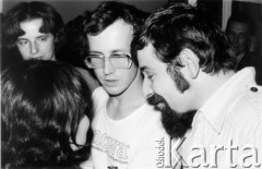 Październik 1980, Warszawa, Polska.
Bankiet w mieszkaniu Elżbiety i Pawła Bąkowskich z okazji 100 publikacji Niezależnej Oficyny Wydawniczej NOWa, od lewej: Magdalena Boguta, Grzegorz Boguta i Jan Walc.
Fot. Tomasz Abramowicz, zbiory Ośrodka KARTA

