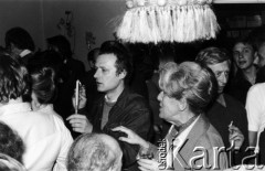 Październik 1980, Warszawa, Polska.
Bankiet w mieszkaniu Elżbiety i Pawła Bąkowskich z okazji 100 publikacji Niezależnej Oficyny Wydawniczej NOWa, w środku Adam Michnik, Maria Brandys, z prawej Jerzy Holzer.
Fot. Tomasz Abramowicz, zbiory Ośrodka Karta
