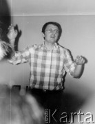 Październik 1980, Warszawa, Polska.
Bankiet w mieszkaniu Elżbiety i Pawła Bąkowskich z okazji 100 publikacji Niezależnej Oficyny Wydawniczej NOWa, Paweł Bąkowski.
Fot. Tomasz Abramowicz, zbiory Ośrodka KARTA
