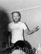 Październik 1980, Warszawa, Polska.
Bankiet w mieszkaniu Elżbiety i Pawła Bąkowskich z okazji 100 publikacji Niezależnej Oficyny Wydawniczej NOWa, Mirosław Chojecki.
Fot. Tomasz Abramowicz, zbiory Ośrodka KARTA
