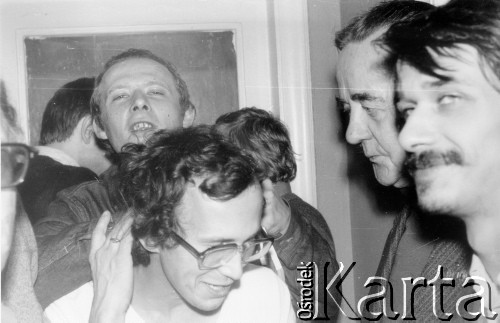 Październik 1980, Warszawa, Polska.
Bankiet w mieszkaniu Elżbiety i Pawła Bąkowskich z okazji 100 publikacji Niezależnej Oficyny Wydawniczej NOWa, od Adam Michnik, Grzegorz Boguta, p. Nowicki, Wacław Molewiński.
Fot. Tomasz Abramowicz, zbiory Ośrodka KARTA
