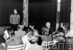 Jesień 1981, Warszawa, Polska.
Wykład Mirosława Chojeckiego na temat wydawnictw niezależnych, Dom Kultury na Żoliborzu.
Fot. Tomasz Abramowicz, zbiory Ośrodka Karta
